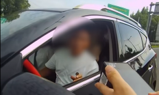 高速奇葩情侣：女子有驾照但没胆开 男子有胆子开但没证