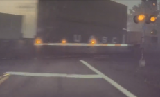 特斯拉FSD被指在铁路口无法识别火车 美监管机构已介入调查