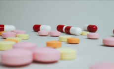 男子喉咙痛吃抗生素致真菌感染 医生：抗生素不是万能药