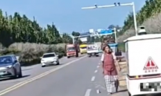 终于遇到对手了！当无人车遇到公路晒粮：大妈一肚子气却无可奈何