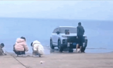 奇瑞车主在广西旅游用海水洗车 网友：看到车牌明白了