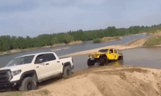 丰田救援JEEP 拖车绳断裂击中后车司机头部！一看就是救援新手！