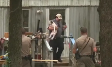 远离流浪狗！美国女孩喂流浪犬遭40只狗围咬致死