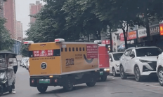 两辆快递无人车窄路互不相让 停在路中间“吵架”