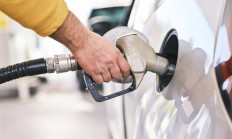 新能源产生冲击：三桶油半年减利超290亿元 每天少赚1.6亿元