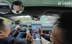 何小鹏驾驶新小鹏P7德国高速狂飙：雨天开234km/h