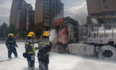 装了18吨电池 货车突然起火！灭火泡沫如同下了场大雪