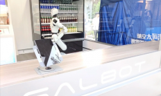 全球首个！北京一人形机器人独守9平小店 全天候上班