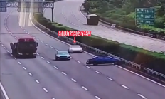 爆胎不拉手刹遇上盲信辅助驾驶 高速上两车撞成一团