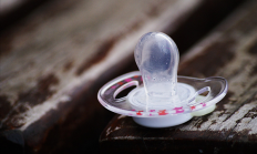 成人安抚奶嘴夜间订单量暴增 专家：长期使用可能改变牙齿排列