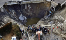 生死不明！一74岁卡车司机因路面塌陷困超一周 仍未获救