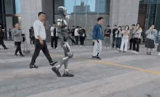 国产人形机器人街边溜达爆火海外：自然步态大步流星如模特T台秀