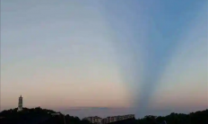 “是鹊桥吗” 杭州上空一幕让网友惊叹：官方科普是“曙暮光条 ”