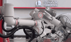 起猛了！机器人会加油了：120秒开盖、拧油箱、加油一气呵成