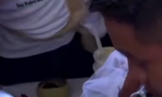 为祈求繁荣与丰收 墨西哥一市长与鳄鱼“结婚”