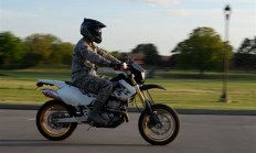 摩托车司机避车无接触摔亡车主未觉驶离引热议：网友吵翻是肇事后逃逸 官方判了