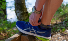 慎穿！医生提醒：长期穿碳板跑鞋或致关节损伤