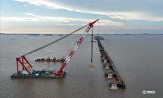 世界首例！杭州湾跨海铁路大桥“第一墩”就位