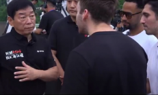 魏建军被老外围着加微信：车不在于高级 能为车主创造价值就是好车