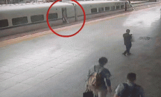 又一起 男子阻挡列车关门 站务员飞扑拽回后帮他改签