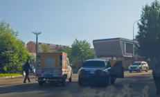 损失或超20万 劳斯莱斯跑婚庆时与小货车碰撞：后者未买商业险