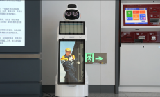 智能机器人亮相高铁站：简直全能