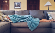 26岁女子每天熬夜致卵巢早衰绝经 医生建议：女性10点半前睡觉