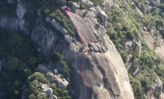 男子悬崖坠落200米被树救下 利用周边树枝烤火取暖 26小时后获救