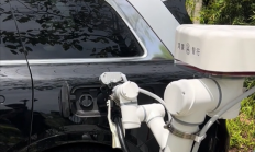 别家还是PPT 华为已开始铺设！鸿蒙智行门店用上机械臂超充