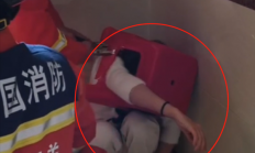 互联网迷惑行为：女生一小时两度上演“卡凳杀”