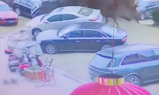 四川一熊孩子往下水道扔鞭炮 猛烈爆炸掀翻汽车