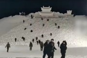 长白山巨型雪雕“云顶天宫”收工 8万方雪建免费宫殿