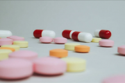 男子一生病就自行购买抗生素吃：生出超级细菌