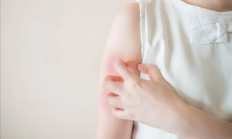 没伤口却疼得像针扎 揭秘皮肤突发刺痛的常见诱因