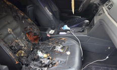 60℃+高温下 车内手机暴晒竟爆炸 座椅一片狼藉