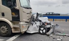 奇迹！迷你小轿车被两辆大货车挤扁 司机死里逃生