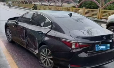 比电影还刺激！云南一路面塌陷出大坑 雷克萨斯飞车而过