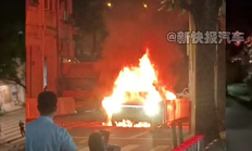 广州街头一奔驰电动车起火 整车被烧成空壳