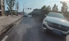 轿车违规掉头被试制装甲车撞了个正着：司机需负全部责任