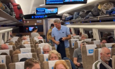 高铁车厢里全是老外 网友：以为出国了