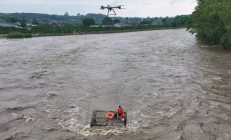 钓鱼佬通宵钓鱼被困河中央 无人机两分钟“钓”其上岸