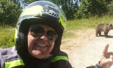 意大利一男子靠近熊自拍被拖入山沟：人生最后画面流出