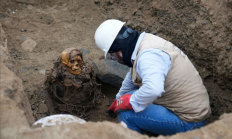 秘鲁发现一具木乃伊：坐在那里1000年