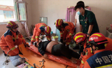 不能太胖了！300斤男子突发心脏病却无法通过楼梯 吊车悬空救人