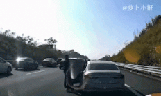 孩子高速上下车被应急车道的车撞飞 父亲怒揍司机：网友吵翻到底谁的责任