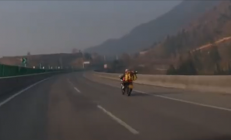 网友高速上偶遇摩托车事故：年轻骑手当场身亡