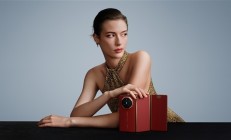 全球首款三折叠！华为Mate XT上半年出货量逼近50万：第二代下月发