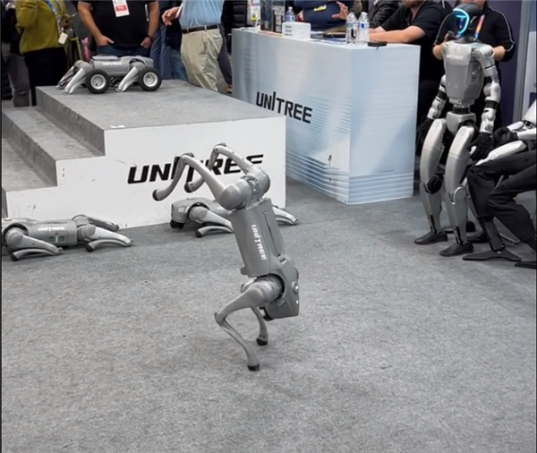 速来“围观”宇树科技!机械狗表演倒立走 售价1600美元