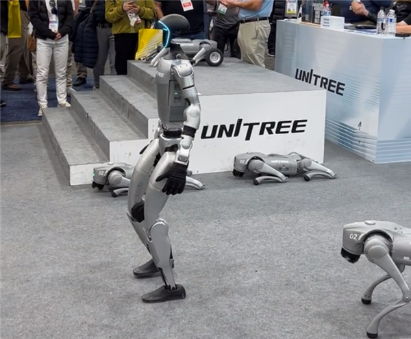 速来“围观”宇树科技!机械狗表演倒立走 售价1600美元