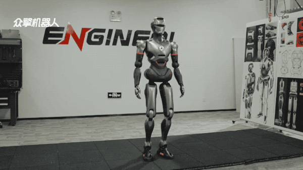 超自然步态大步流星十几米：深圳人形机器人街边溜达爆火海外！